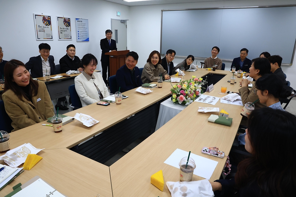 송미령 농림축산식품부 장관이 3월 16일 전라남도 나주시 농식품인재개발원을 방문해 2026년 신입 공무원을 만나고 있다.