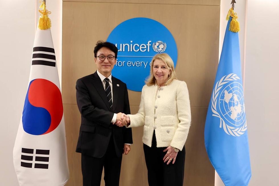 미국을 방문 중인 김민석 국무총리가 3월 16일(현지 시간) 미 뉴욕 UNICEF본부에서 캐서린 러셀 UNICEF 총재와 면담을 하고 있다.