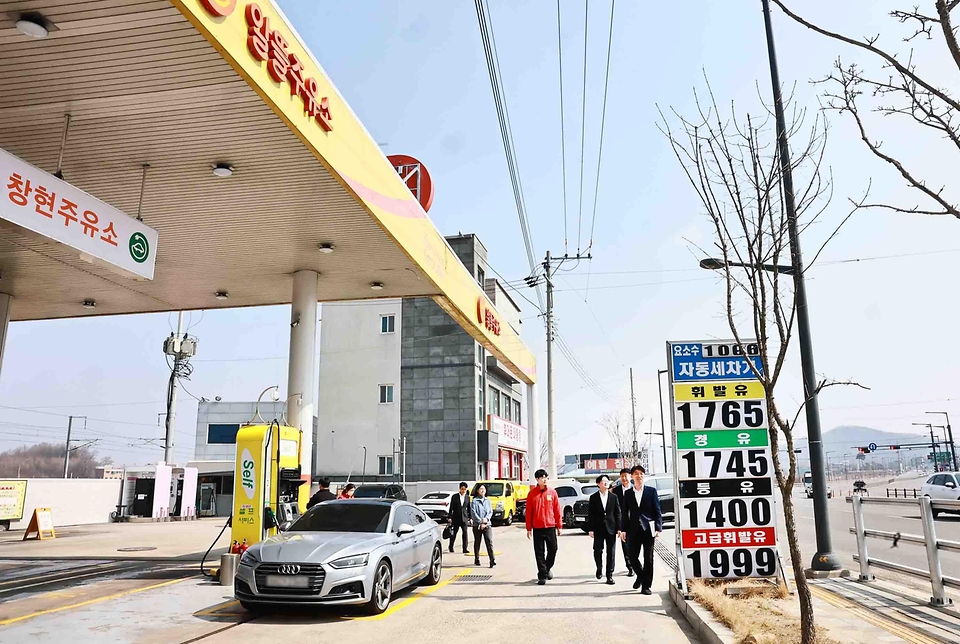 김정관 산업통상부 장관이 3월 16일 청주시 소재 자영 알뜰주유소인 창현주유소를 방문해, 관계자로부터 주유소 운영현황 및 애로사항을 청취한 후 최고가격제 시행 이후 주유소 소비자 가격 반영 동향을 점검하고 탱크로리 입하과정을 참관하고 있다.