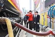 김정관 산업통상부 장관이 3월 16일 청주시 소재 자영 알뜰주유소인 창현주유소를 방문해, 관계자로부터 주유소 운영현황 및 애로사항을 청취한 후 최고가격제 시행 이후 주유소 소비자 가격 반영 동향을 점검하고 탱크로리 입하과정을 참관하고 있다.