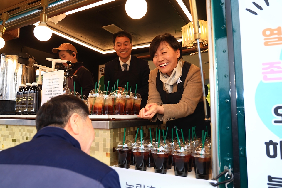 송미령 농림축산식품부 장관이 3월 16일 전라남도 나주시 농식품인재개발원을 방문해 2026년 신입 공무원을 만나고 있다.