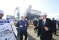 이명구 관세청장이 3월 12일 울산 전하동에 위치한 'HD현대중공업(주)'를 방문해 조선산업의 수출 현장을 살펴보고, 업체 관계자들과 수출지원 간담회를 개최하고 있다.