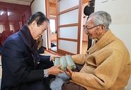 권오을 국가보훈부 장관이 3월 12일 제주지역 보훈현장 소통 행보를 위해 제주시 서귀포시에 위치한 생존 독립유공자인 강태선 애국지사의 자택을 방문해 위문품을 전달하고 안부인사를 드리고 있다.