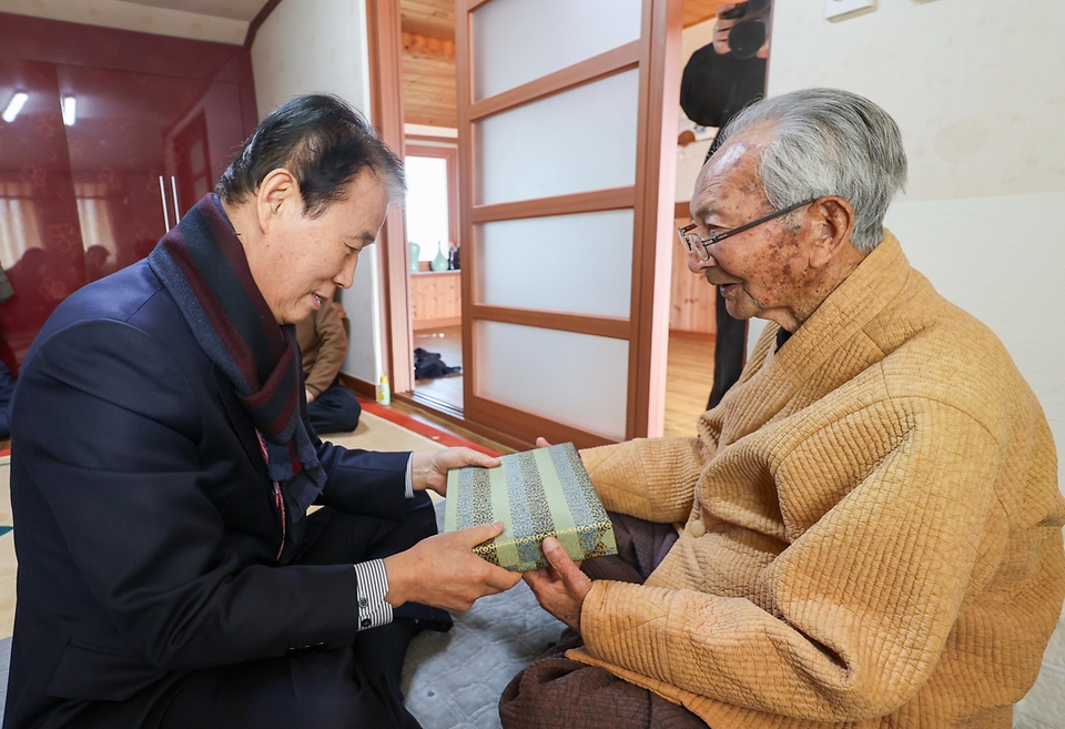 권오을 국가보훈부 장관이 3월 12일 제주지역 보훈현장 소통 행보를 위해 제주시 서귀포시에 위치한 생존 독립유공자인 강태선 애국지사의 자택을 방문해 위문품을 전달하고 안부인사를 드리고 있다.