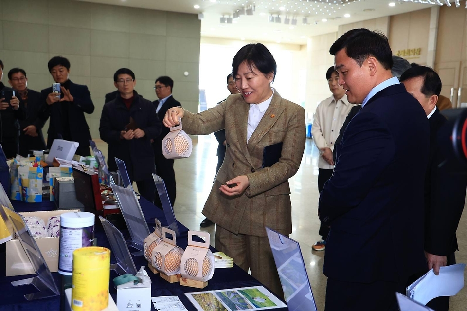 송미령 농림축산식품부 장관이 3월 13일 정부세종컨벤션센터에서 열린 신지식농업인장 수여식에서 7명의 농업인에게 신지식농업인 장(章)을 수여하고 있다.