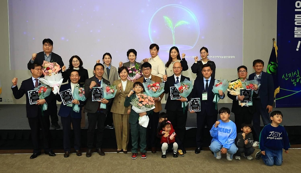 송미령 농림축산식품부 장관이 3월 13일 정부세종컨벤션센터에서 열린 신지식농업인장 수여식에서 7명의 농업인에게 신지식농업인 장(章)을 수여하고 있다.