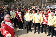 윤호중 행정안전부 장관이 16일 오전 대구광역시 남구 앞산공원에서 산불방지대책 현황 등을 점검하고 있다.