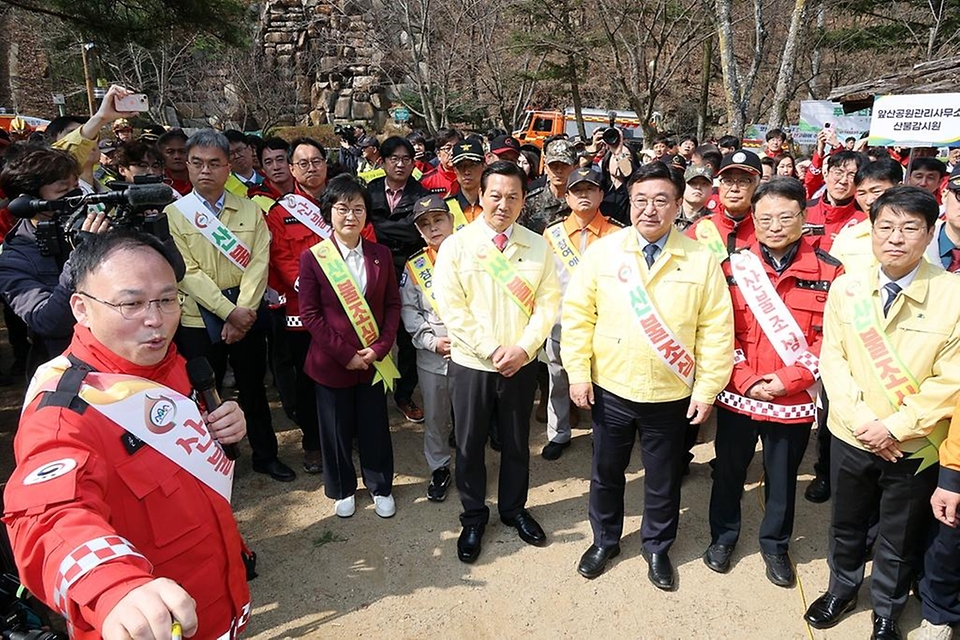 윤호중 행정안전부 장관이 16일 오전 대구광역시 남구 앞산공원에서 산불방지대책 현황 등을 점검하고 있다.