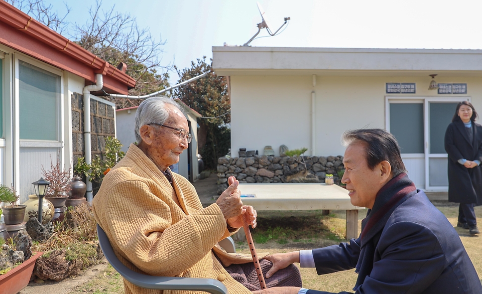 권오을 국가보훈부 장관이 3월 12일 제주지역 보훈현장 소통 행보를 위해 제주시 서귀포시에 위치한 생존 독립유공자인 강태선 애국지사의 자택을 방문해 위문품을 전달하고 안부인사를 드리고 있다.