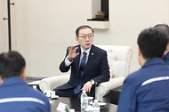 이명구 관세청장이 3월 12일 울산 전하동에 위치한 'HD현대중공업(주)'를 방문해 조선산업의 수출 현장을 살펴보고, 업체 관계자들과 수출지원 간담회를 개최하고 있다.