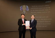 이명구 관세청장이 3월 12일 포항시 동촌동에 소재한 포스코포항제철소를 방문해 세계 최초의 '스마트 고로'인 제2고로공장 등 철강 제품 생산 현장을 살피고, 기업의 수출입 애로사항을 청취하고 있다.