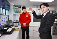 김정관 산업통상부 장관이 3월 16일 청주시 소재 자영 알뜰주유소인 창현주유소를 방문해, 관계자로부터 주유소 운영현황 및 애로사항을 청취한 후 최고가격제 시행 이후 주유소 소비자 가격 반영 동향을 점검하고 탱크로리 입하과정을 참관하고 있다.