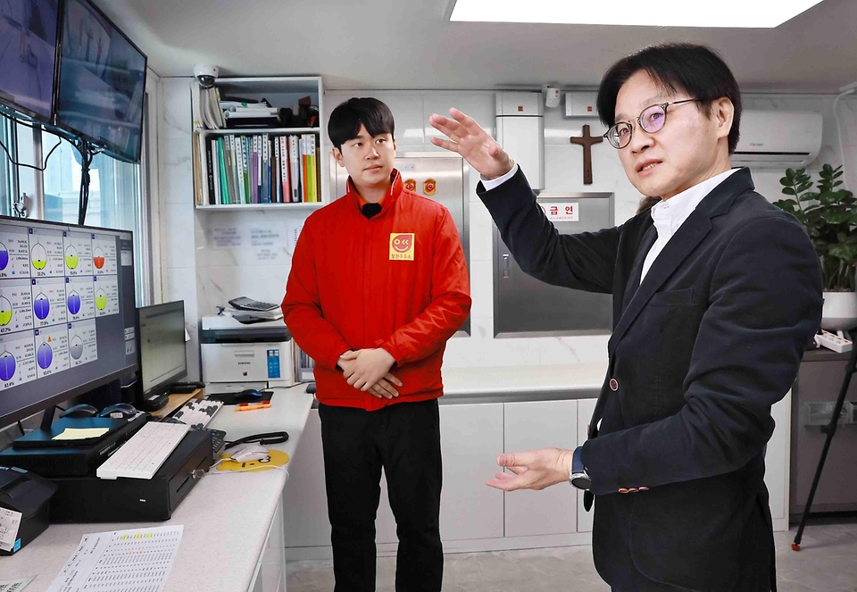 김정관 산업통상부 장관이 3월 16일 청주시 소재 자영 알뜰주유소인 창현주유소를 방문해, 관계자로부터 주유소 운영현황 및 애로사항을 청취한 후 최고가격제 시행 이후 주유소 소비자 가격 반영 동향을 점검하고 탱크로리 입하과정을 참관하고 있다.