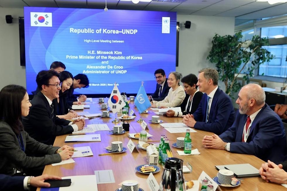 미국을 방문 중인 김민석 국무총리가 3월 16일(현지 시간) 미 뉴욕 UNDP본부에서 알렉산더 더크루 UNDP 총재와 면담을 하고 있다.