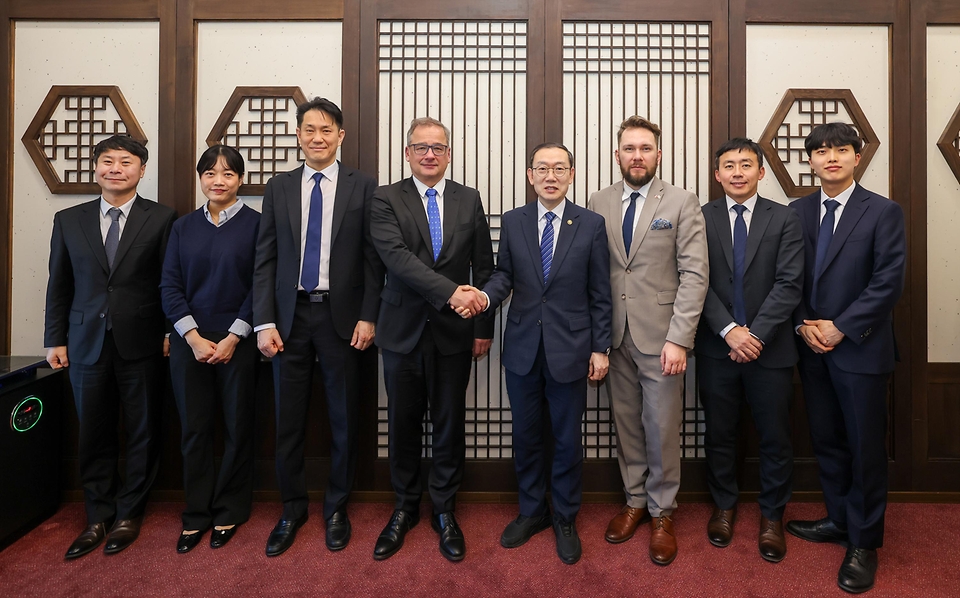 이명구 관세청장이 3월 13일 서울본부세관에서 이반 얀차렉(IvanJAN REK) 주한 체코 대사를 만나 우리 기업의 체코 수출 확대를 지원하기 위한 양국 간 관세협력 방안을 논의하고 있다.