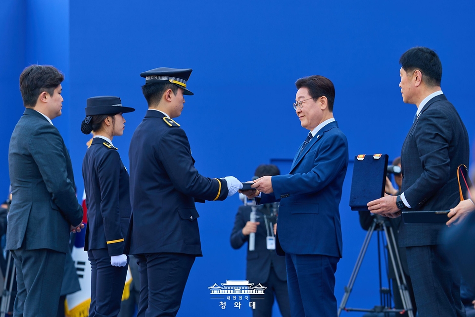 이재명 대통령이 3월 17일 충남 아산 경찰대학에서 열린 2026년 신임 경찰 경위·경감 임용식에서 송민건 경위에게 대통령상을 수여하고 있다.