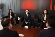 이명구 관세청장이 3월 12일 포항시 동촌동에 소재한 포스코포항제철소를 방문해 세계 최초의 '스마트 고로'인 제2고로공장 등 철강 제품 생산 현장을 살피고, 기업의 수출입 애로사항을 청취하고 있다.