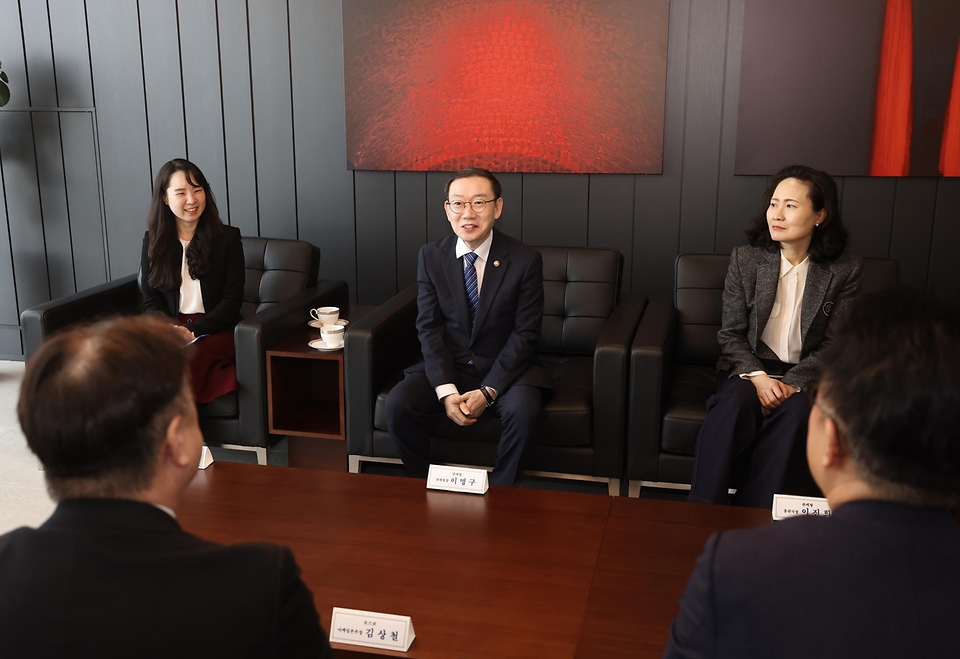 이명구 관세청장이 3월 12일 포항시 동촌동에 소재한 포스코포항제철소를 방문해 세계 최초의 '스마트 고로'인 제2고로공장 등 철강 제품 생산 현장을 살피고, 기업의 수출입 애로사항을 청취하고 있다.