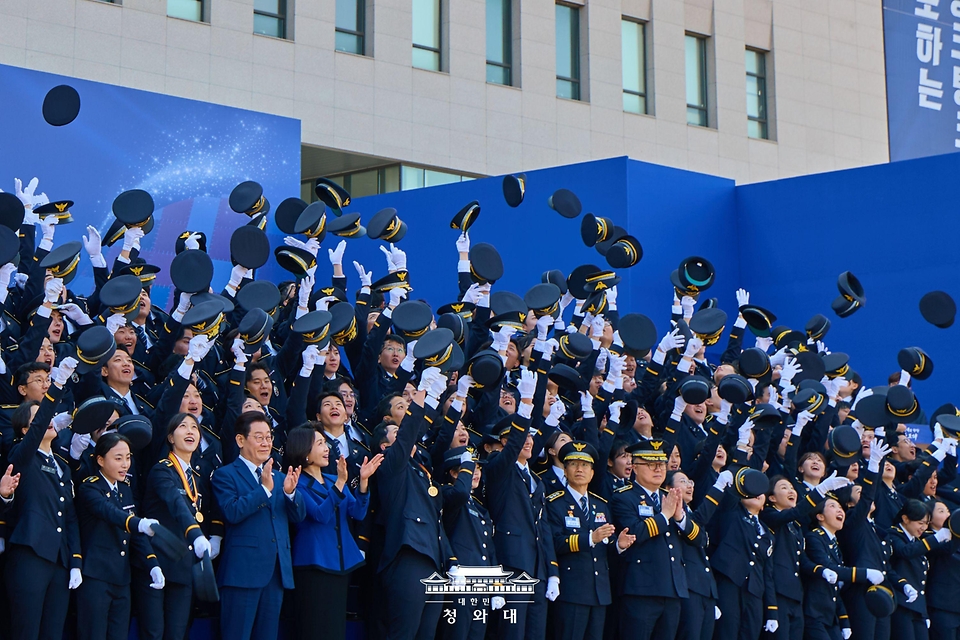 이재명 대통령과 김혜경 여사가 3월 17일 충남 아산 경찰대학에서 열린 2026년 경위·경감 임용식에서 신임 경찰관들과 기념 촬영을 하고 있다.