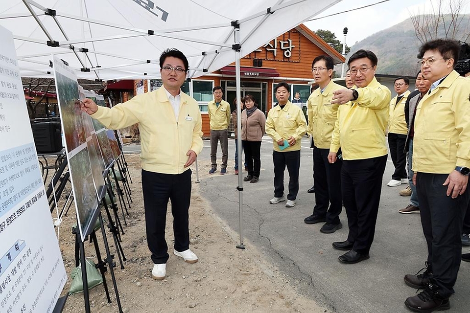 윤호중 행정안전부 장관이 3월 16일 경북 경산시 대한천 중류부 하천 불법시설 정비실태 등을 점검하고 있다.