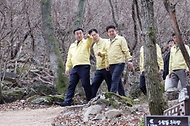 윤호중 행정안전부 장관이 3월 16일 경북 경산시 대한천 중류부 하천 불법시설 정비실태 등을 점검하고 있다.