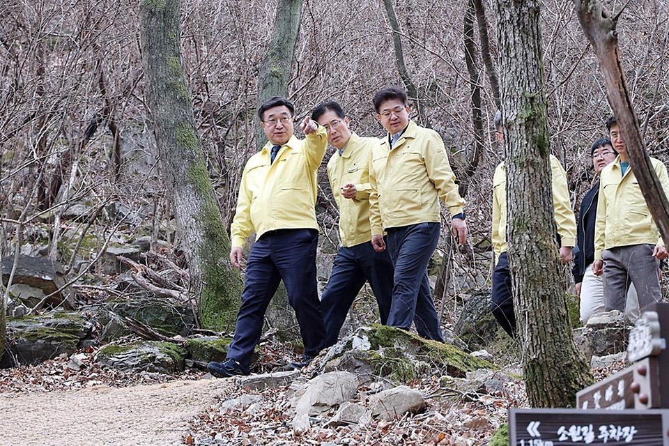윤호중 행정안전부 장관이 3월 16일 경북 경산시 대한천 중류부 하천 불법시설 정비실태 등을 점검하고 있다.