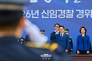 이재명 대통령이 3월 17일 충남 아산 경찰대학에서 열린 2026년 신임 경위·경감 임용식에서 경례하고 있다.