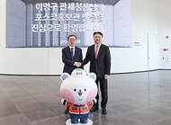 이명구 관세청장이 3월 12일 포항시 동촌동에 소재한 포스코포항제철소를 방문해 세계 최초의 '스마트 고로'인 제2고로공장 등 철강 제품 생산 현장을 살피고, 기업의 수출입 애로사항을 청취하고 있다.