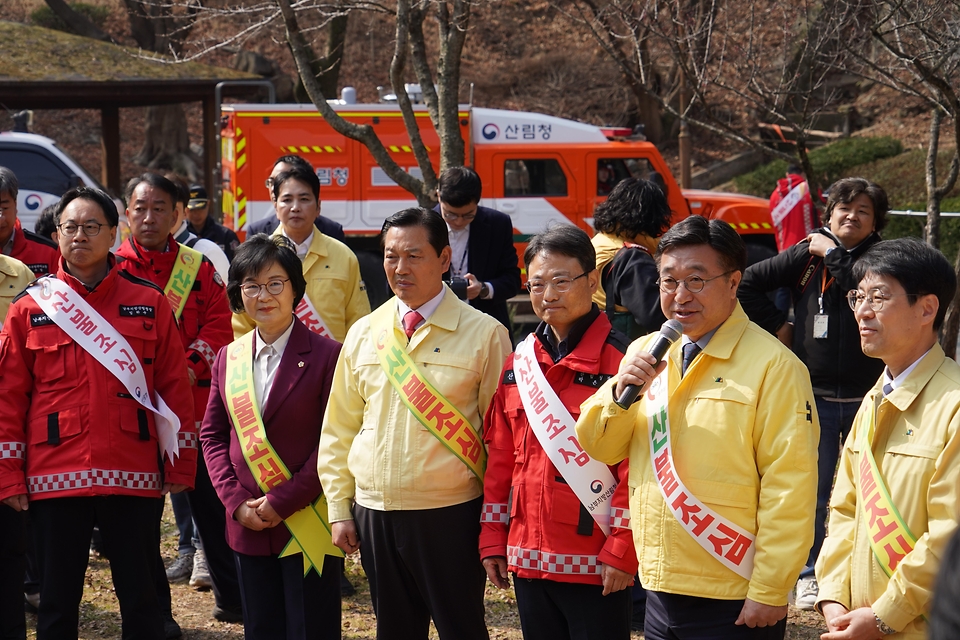 윤호중 행정안전부 장관과 박은식 산림청장이 3월 16일 대구시 앞산공원 입구에서 등산객들을 대상으로 산불예방 캠페인을 하고 있다.