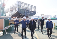 이명구 관세청장이 3월 12일 울산 전하동에 위치한 'HD현대중공업(주)'를 방문해 조선산업의 수출 현장을 살펴보고, 업체 관계자들과 수출지원 간담회를 개최하고 있다.