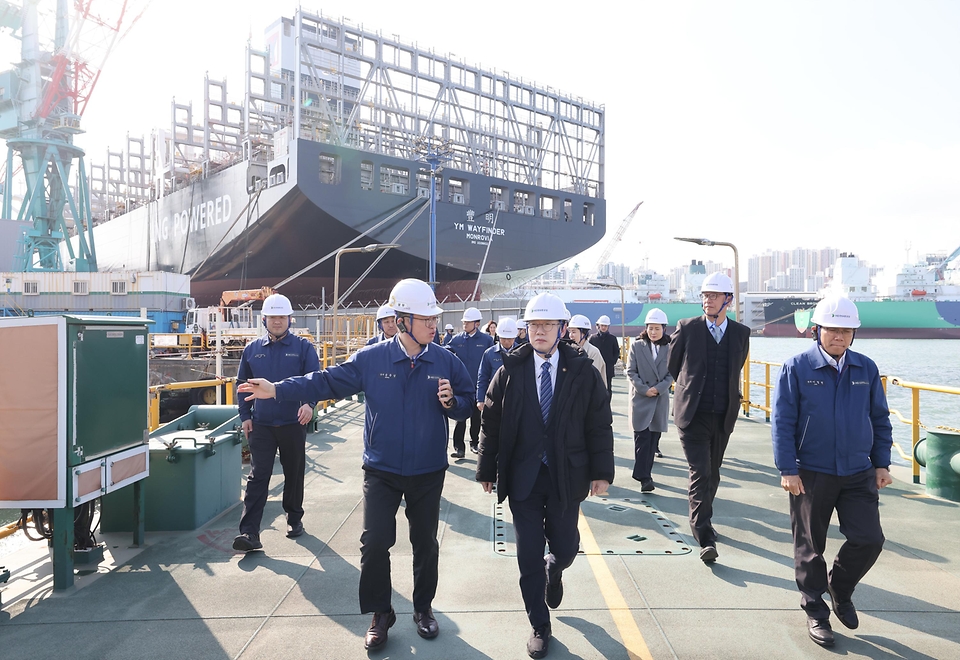이명구 관세청장이 3월 12일 울산 전하동에 위치한 'HD현대중공업(주)'를 방문해 조선산업의 수출 현장을 살펴보고, 업체 관계자들과 수출지원 간담회를 개최하고 있다.