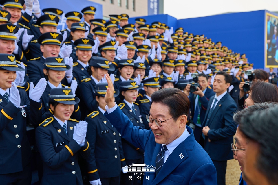 이재명 대통령과 김혜경 여사가 3월 17일 충남 아산 경찰대학에서 열린 2026년 경위·경감 임용식에서 신임 경찰관들과 인사를 나누고 있다.