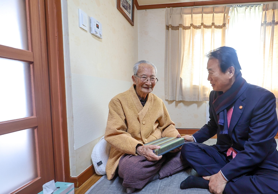 권오을 국가보훈부 장관이 3월 12일 제주지역 보훈현장 소통 행보를 위해 제주시 서귀포시에 위치한 생존 독립유공자인 강태선 애국지사의 자택을 방문해 위문품을 전달하고 안부인사를 드리고 있다.