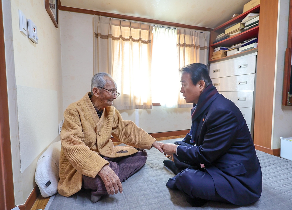 권오을 국가보훈부 장관이 3월 12일 제주지역 보훈현장 소통 행보를 위해 제주시 서귀포시에 위치한 생존 독립유공자인 강태선 애국지사의 자택을 방문해 위문품을 전달하고 안부인사를 드리고 있다.