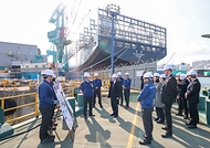 이명구 관세청장이 3월 12일 울산 전하동에 위치한 'HD현대중공업(주)'를 방문해 조선산업의 수출 현장을 살펴보고, 업체 관계자들과 수출지원 간담회를 개최하고 있다.