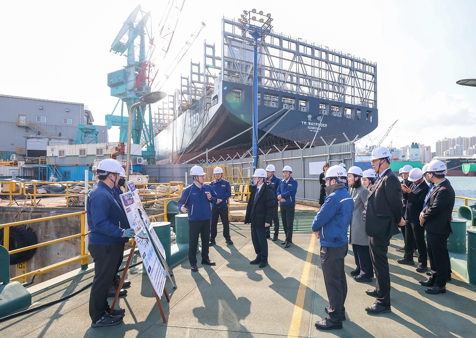이명구 관세청장이 3월 12일 울산 전하동에 위치한 'HD현대중공업(주)'를 방문해 조선산업의 수출 현장을 살펴보고, 업체 관계자들과 수출지원 간담회를 개최하고 있다.