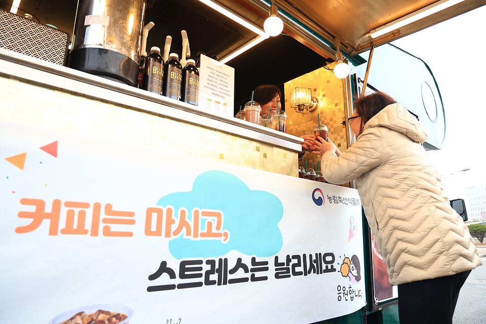 송미령 농림축산식품부 장관이 3월 16일 전라남도 나주시 농식품인재개발원을 방문해 2026년 신입 공무원을 만나고 있다.