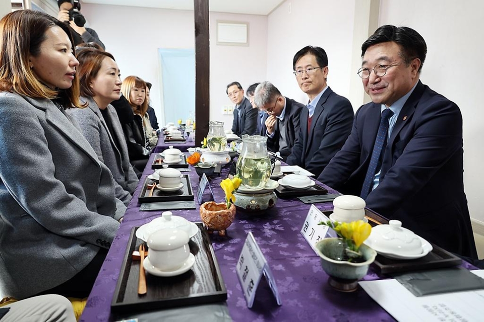 윤호중 행정안전부 장관이 3월 16일 오후 경북 안동시 산불 피해 이재민 임시조립주택 단지를 방문해 시설 운영 및 입주현황 등을 점검하고 있다.