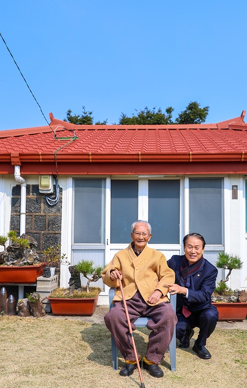 권오을 국가보훈부 장관이 3월 12일 제주지역 보훈현장 소통 행보를 위해 제주시 서귀포시에 위치한 생존 독립유공자인 강태선 애국지사의 자택을 방문해 위문품을 전달하고 안부인사를 드리고 있다.