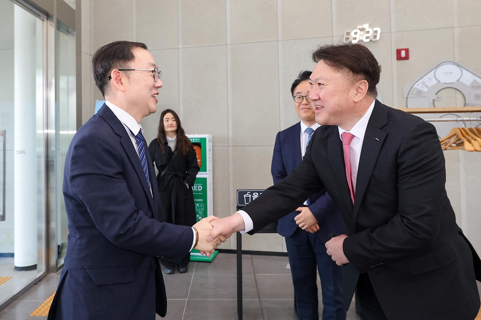 이명구 관세청장이 3월 12일 포항시 동촌동에 소재한 포스코포항제철소를 방문해 세계 최초의 '스마트 고로'인 제2고로공장 등 철강 제품 생산 현장을 살피고, 기업의 수출입 애로사항을 청취하고 있다.