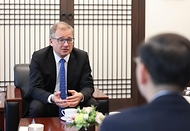 이명구 관세청장이 3월 13일 서울본부세관에서 이반 얀차렉(IvanJAN REK) 주한 체코 대사를 만나 우리 기업의 체코 수출 확대를 지원하기 위한 양국 간 관세협력 방안을 논의하고 있다.