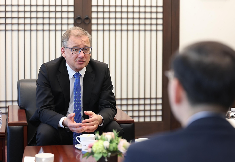 이명구 관세청장이 3월 13일 서울본부세관에서 이반 얀차렉(IvanJAN REK) 주한 체코 대사를 만나 우리 기업의 체코 수출 확대를 지원하기 위한 양국 간 관세협력 방안을 논의하고 있다.