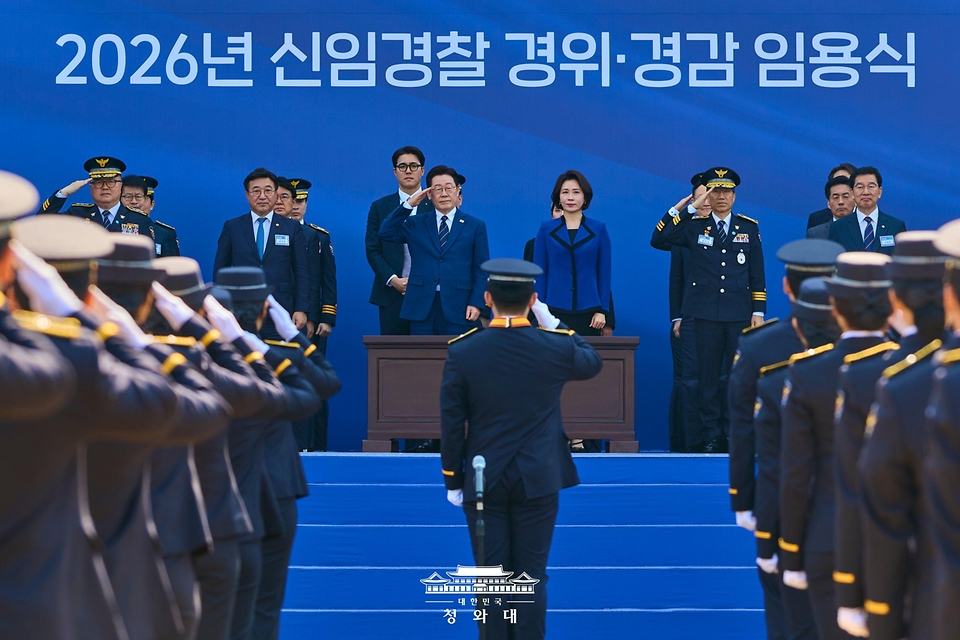 이재명 대통령이 3월 17일 충남 아산 경찰대학에서 열린 2026년 신임 경위·경감 임용식에서 경례하고 있다.