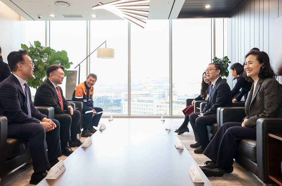 이명구 관세청장이 3월 12일 포항시 동촌동에 소재한 포스코포항제철소를 방문해 세계 최초의 '스마트 고로'인 제2고로공장 등 철강 제품 생산 현장을 살피고, 기업의 수출입 애로사항을 청취하고 있다.