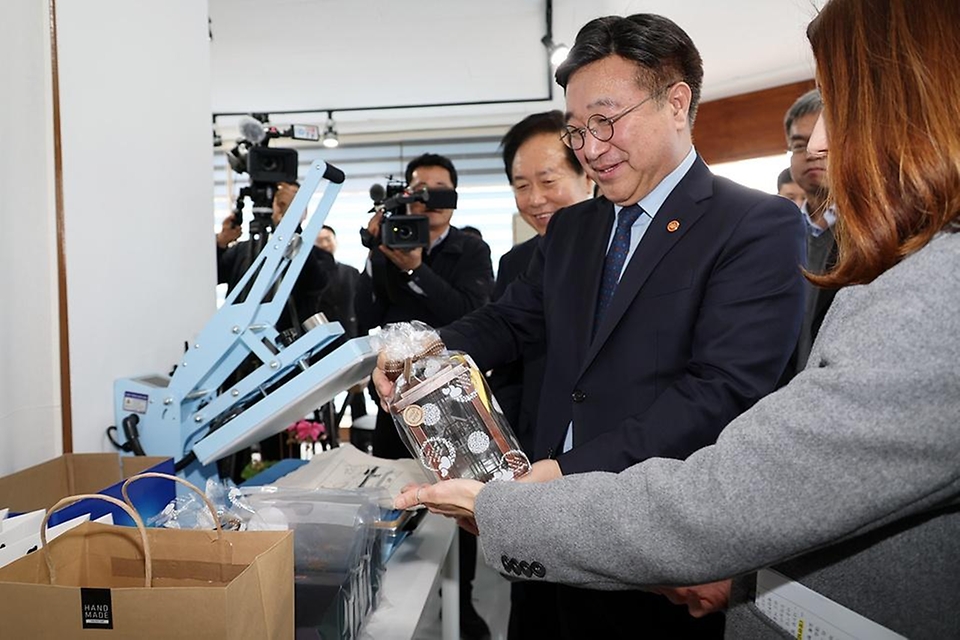 윤호중 행정안전부 장관이 3월 16일 오후 경북 안동시 산불 피해 이재민 임시조립주택 단지를 방문해 시설 운영 및 입주현황 등을 점검하고 있다.