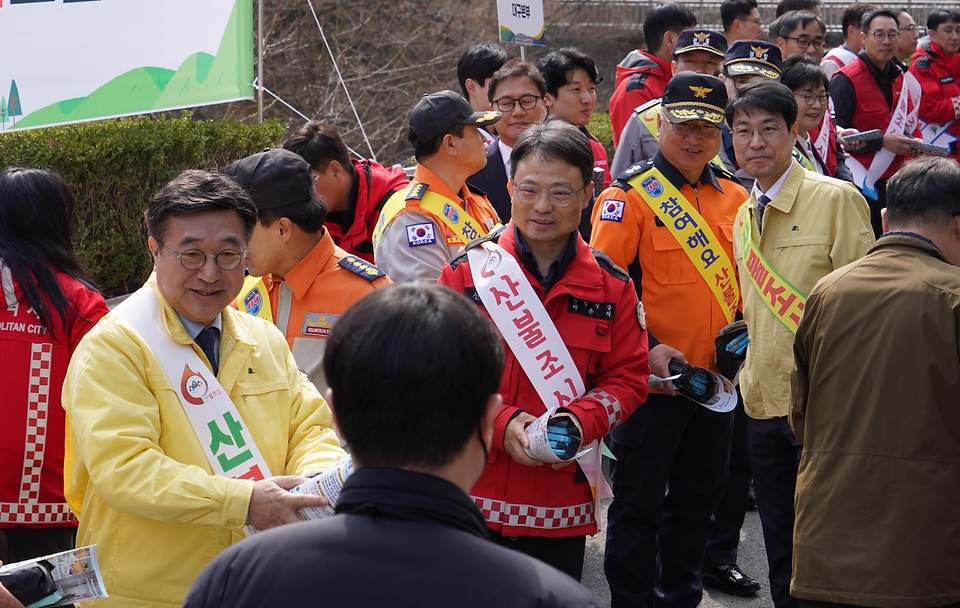 윤호중 행정안전부 장관과 박은식 산림청장이 3월 16일 대구시 앞산공원 입구에서 등산객들을 대상으로 산불예방 캠페인을 하고 있다.