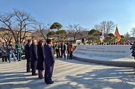 강윤진 국가보훈부 차관이 3월 13일 서울시 용산구 전쟁기념관에서 열린 주한미군 전사자 추모비 헌화행사에 참석해 마이클 디솜브리 미 국무부 동아태 차관보 및 주요 내빈들과 함께 추모비에 헌화를 하고 있다.