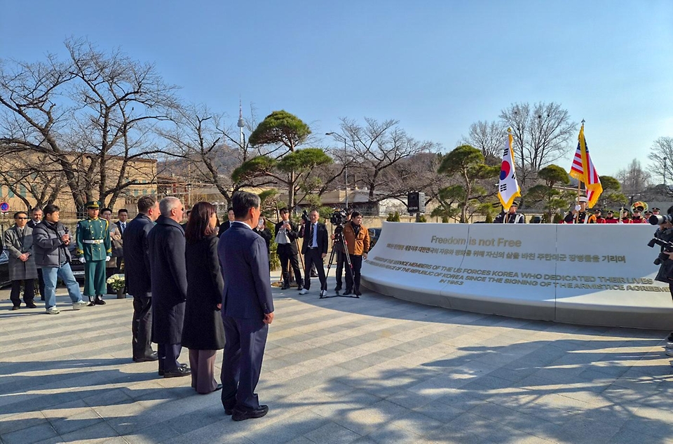 강윤진 국가보훈부 차관이 3월 13일 서울시 용산구 전쟁기념관에서 열린 주한미군 전사자 추모비 헌화행사에 참석해 마이클 디솜브리 미 국무부 동아태 차관보 및 주요 내빈들과 함께 추모비에 헌화를 하고 있다.