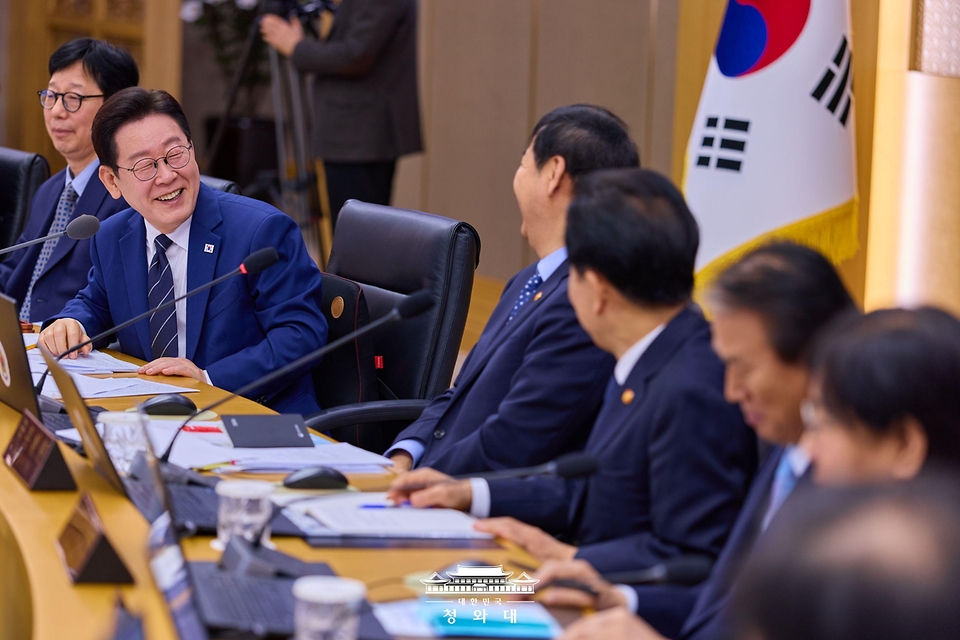 이재명 대통령이 3월 17일 정부세종청사에서 열린 국무회의에서 구윤철 부총리 겸 재정경제부 장관과 대화하고 있다.