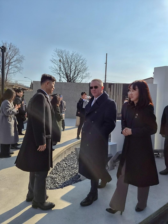 강윤진 국가보훈부 차관이 3월 13일 서울시 용산구 전쟁기념관에서 열린 주한미군 전사자 추모비 헌화행사에 참석해 마이클 디솜브리 미 국무부 동아태 차관보 및 주요 내빈들과 함께 추모비에 헌화를 하고 있다.